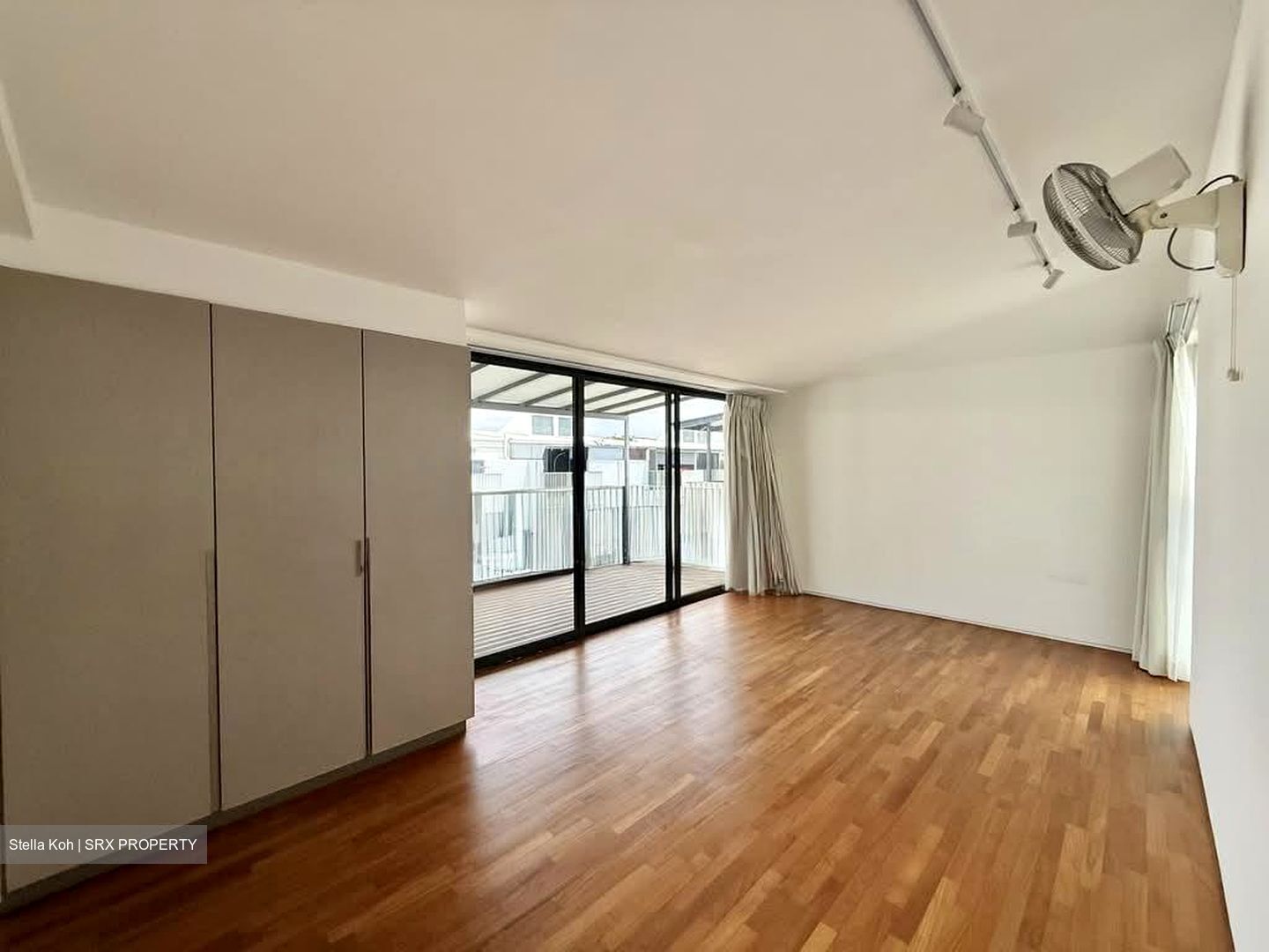 Charlton 27 (D19), Terrace #558508301